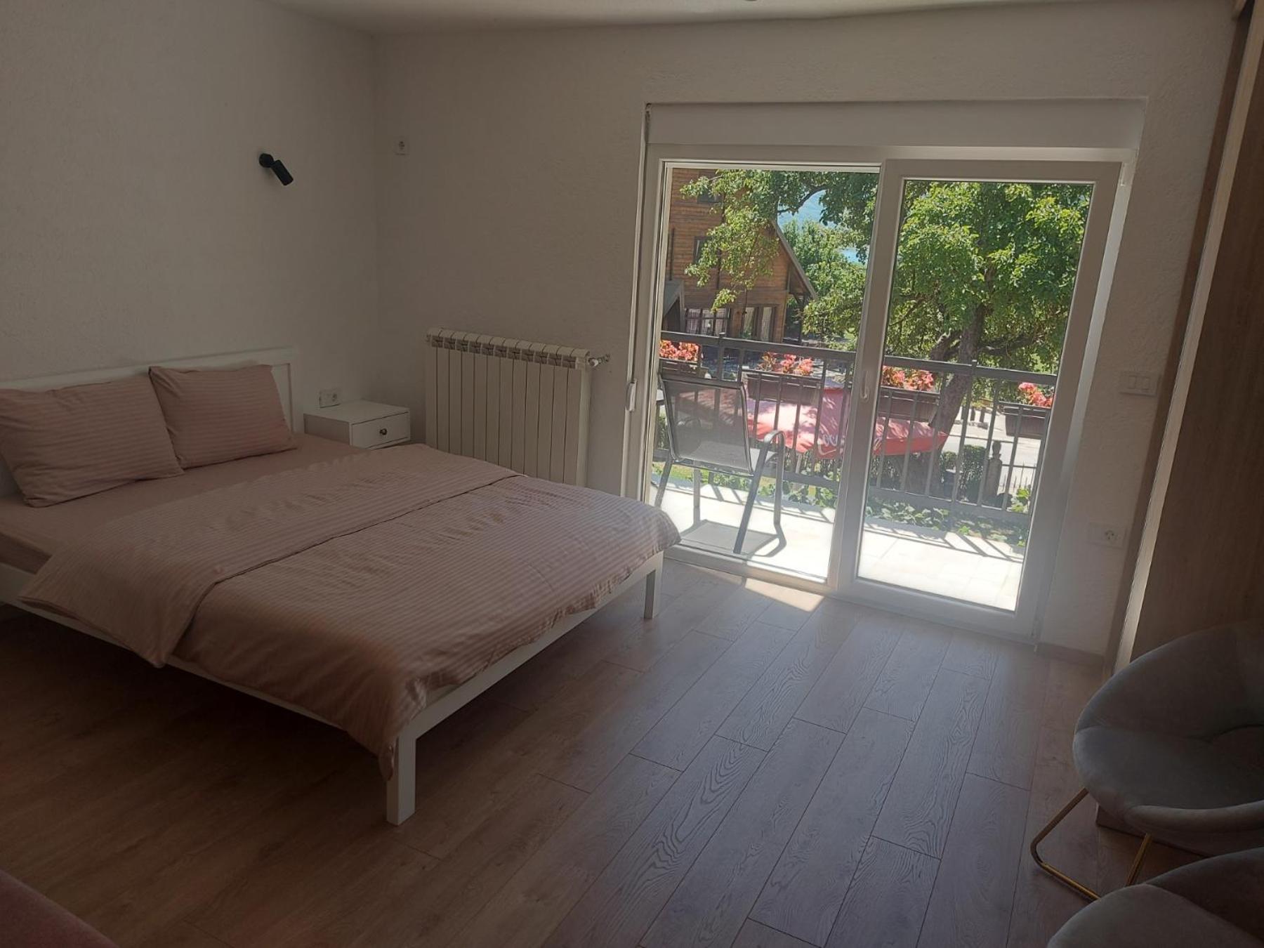 Rooms Lida & Friendly Home พลาฟ ภายนอก รูปภาพ
